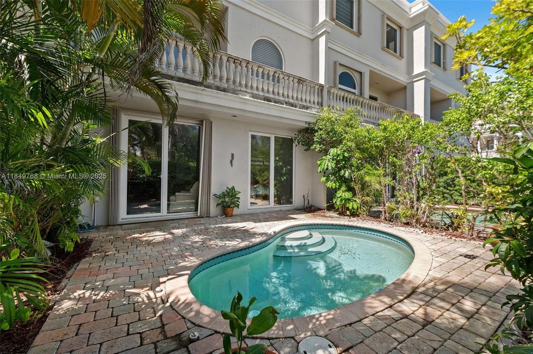 En Venta: $1,695,000 (4 camas, 3 baños, 2896 Pies cuadrados)