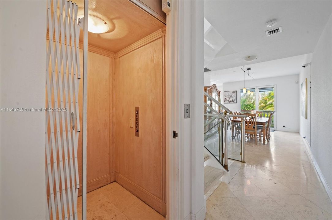 En Venta: $1,695,000 (4 camas, 3 baños, 2896 Pies cuadrados)