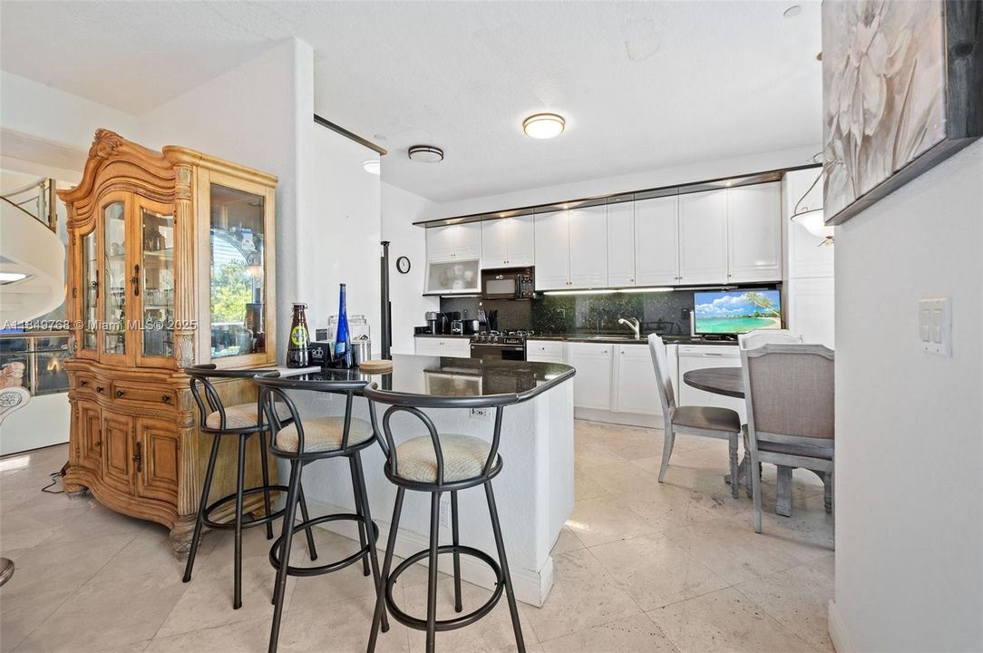 En Venta: $1,695,000 (4 camas, 3 baños, 2896 Pies cuadrados)