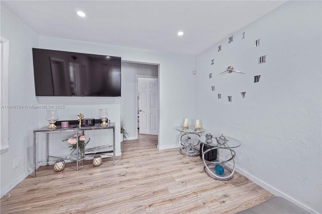 For Sale: $530,000 (2 beds, 2 baths, 1138 Square Feet)