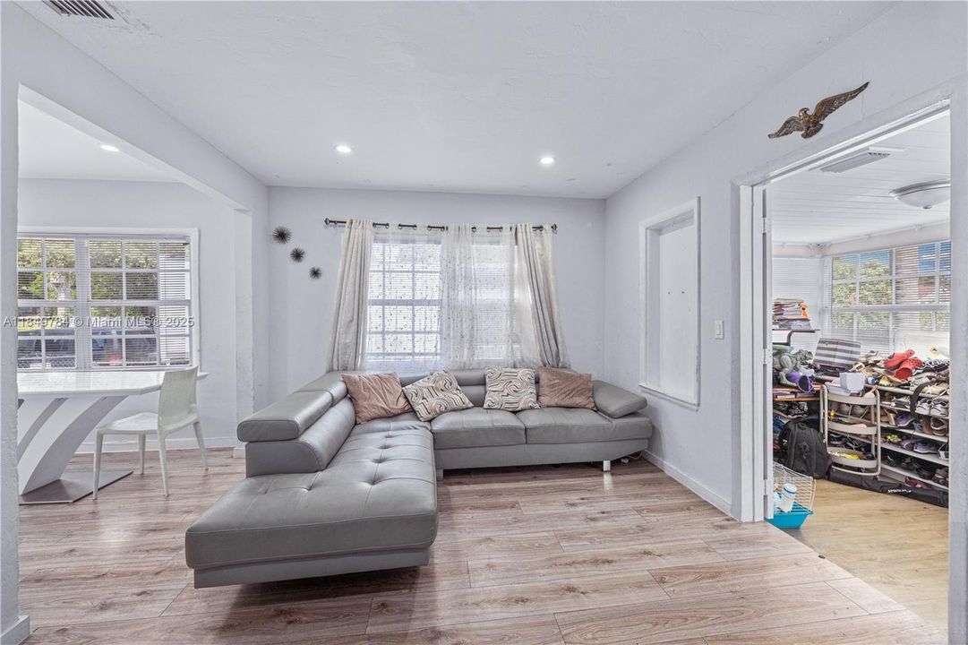 For Sale: $530,000 (2 beds, 2 baths, 1138 Square Feet)