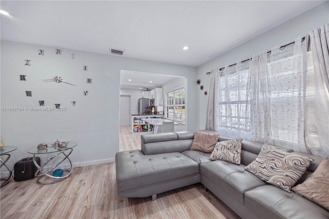 For Sale: $530,000 (2 beds, 2 baths, 1138 Square Feet)