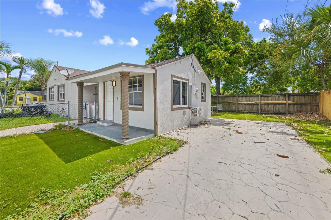 For Sale: $530,000 (2 beds, 2 baths, 1138 Square Feet)