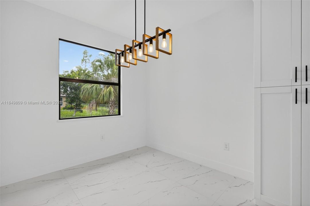 Под контрактом: $339,900 (3 спален, 2 ванн, 1535 Квадратных фут)