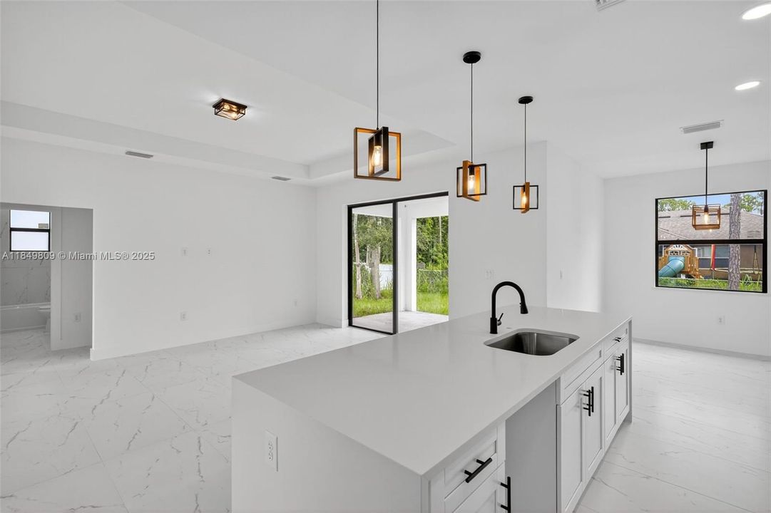 Под контрактом: $339,900 (3 спален, 2 ванн, 1535 Квадратных фут)