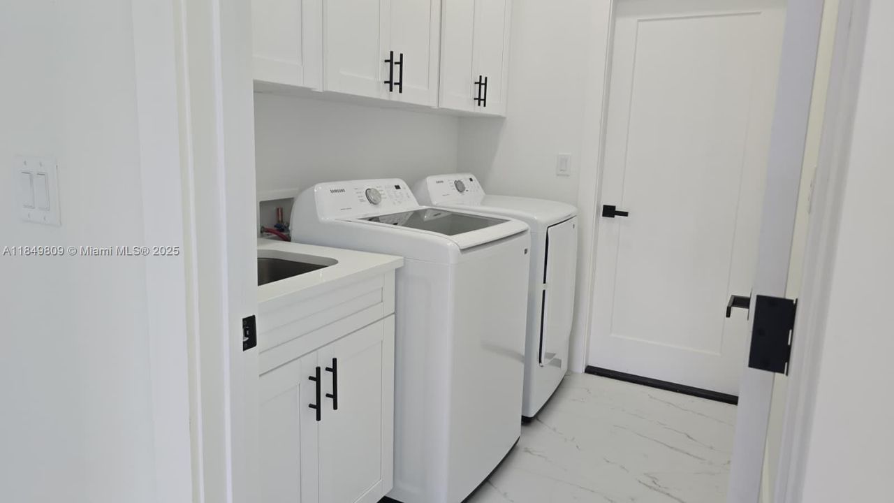 Под контрактом: $339,900 (3 спален, 2 ванн, 1535 Квадратных фут)