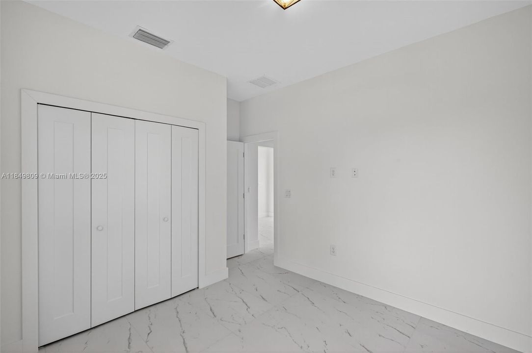 Под контрактом: $339,900 (3 спален, 2 ванн, 1535 Квадратных фут)