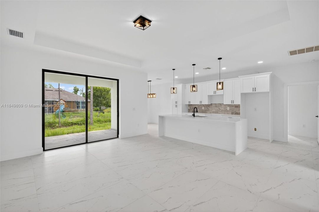 Под контрактом: $339,900 (3 спален, 2 ванн, 1535 Квадратных фут)