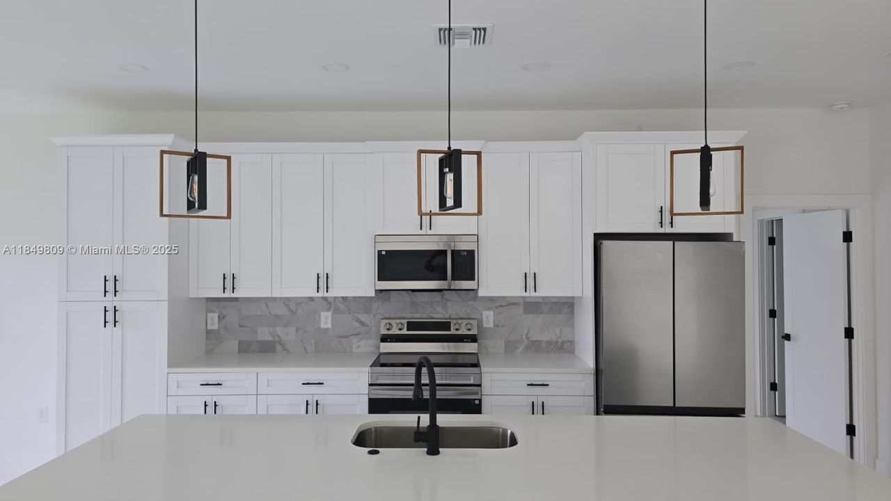 Под контрактом: $339,900 (3 спален, 2 ванн, 1535 Квадратных фут)