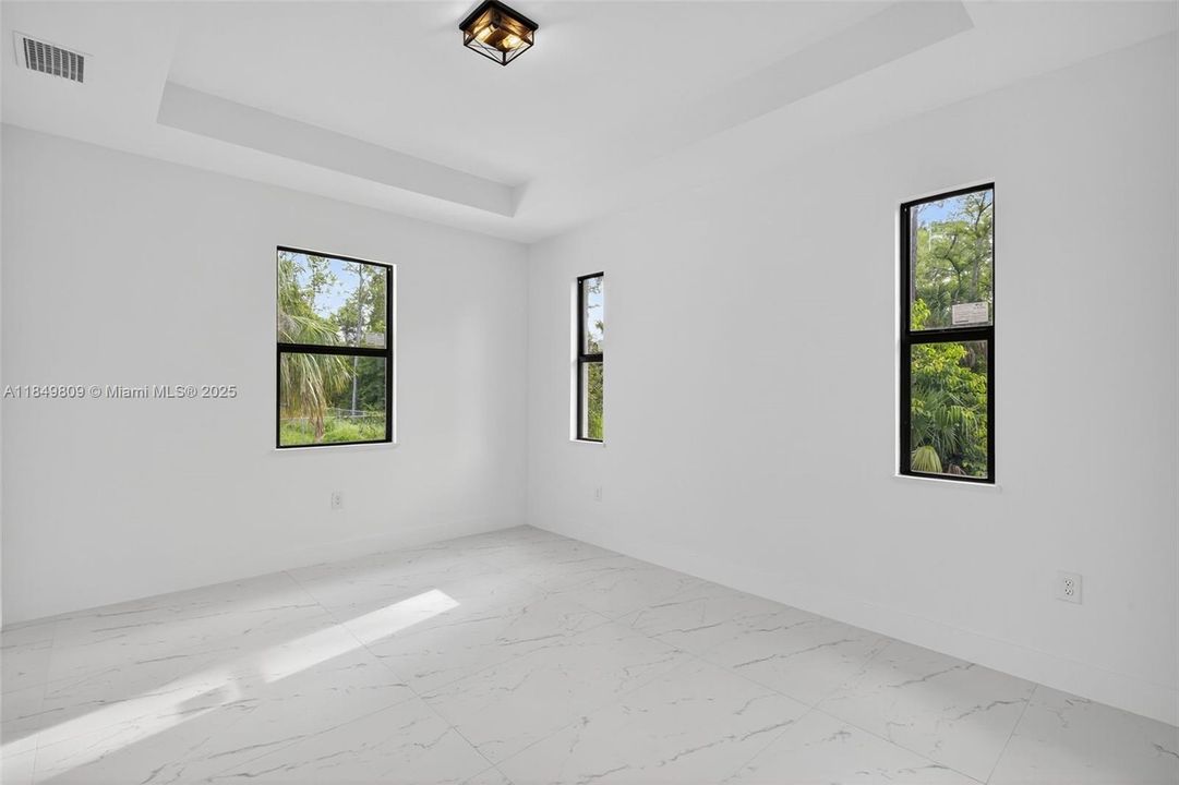 Под контрактом: $339,900 (3 спален, 2 ванн, 1535 Квадратных фут)