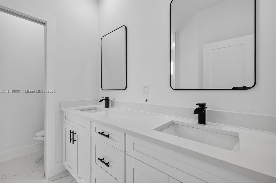 Под контрактом: $339,900 (3 спален, 2 ванн, 1535 Квадратных фут)