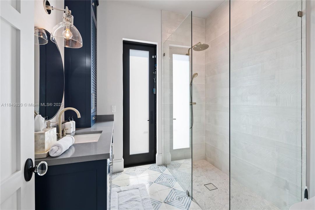 Recently Sold: $699,000 (5 beds, 4 baths, 3963 Square Feet)