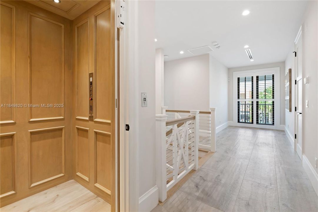 Recently Sold: $699,000 (5 beds, 4 baths, 3963 Square Feet)