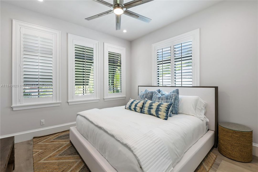 Recently Sold: $699,000 (5 beds, 4 baths, 3963 Square Feet)