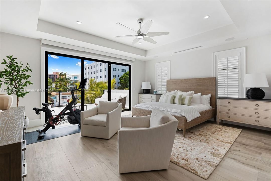 Recently Sold: $699,000 (5 beds, 4 baths, 3963 Square Feet)