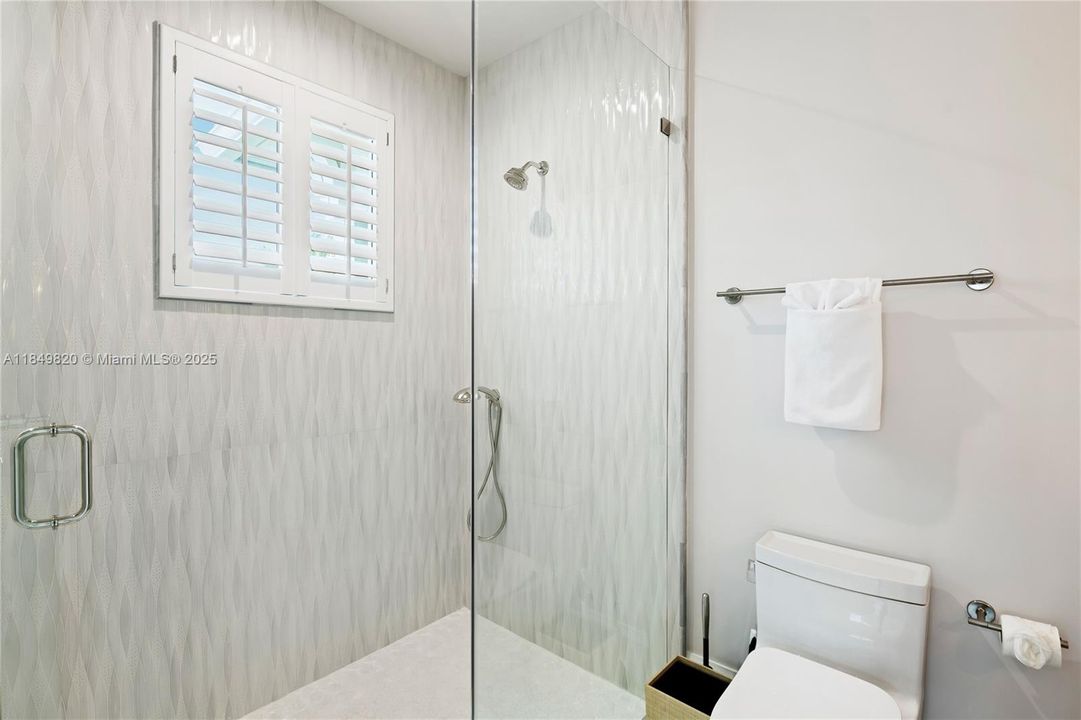 Recently Sold: $699,000 (5 beds, 4 baths, 3963 Square Feet)