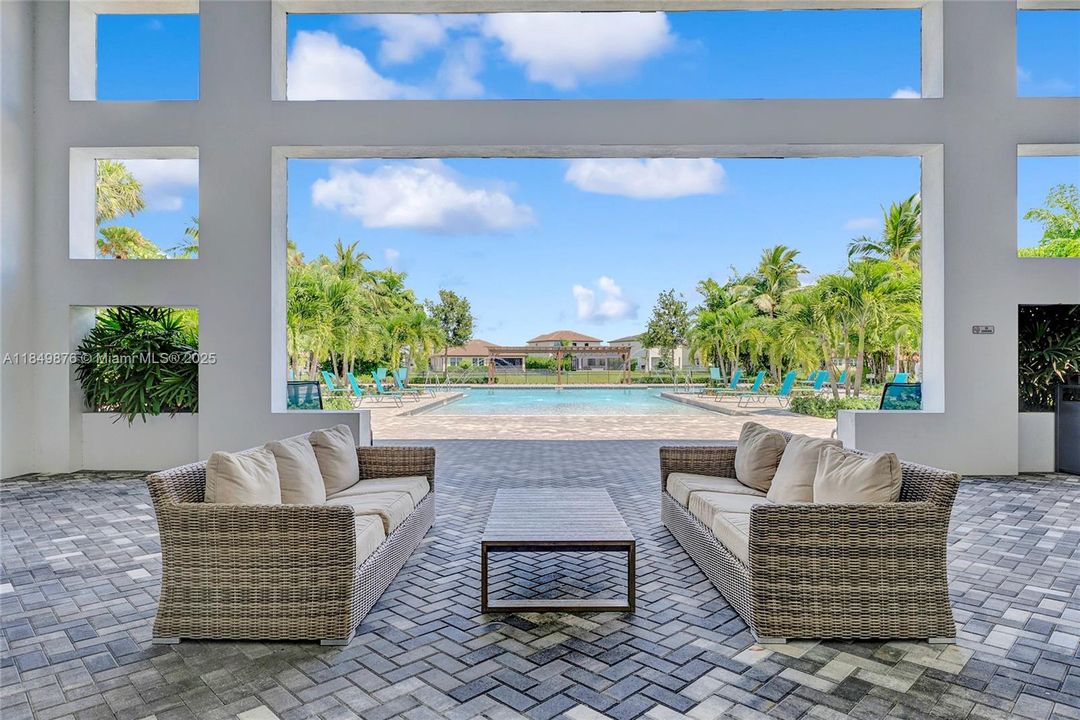 Недавно продано: $799,000 (5 спален, 2 ванн, 3065 Квадратных фут)