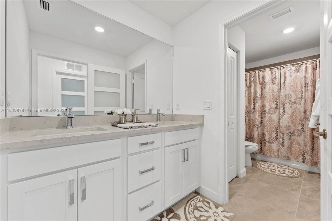 Недавно продано: $799,000 (5 спален, 2 ванн, 3065 Квадратных фут)