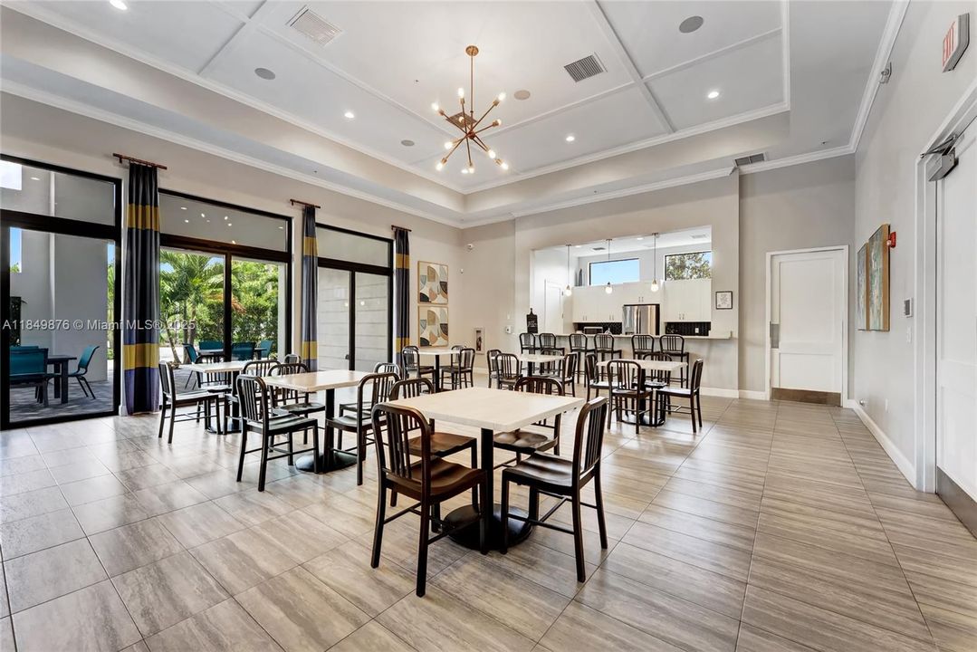 Недавно продано: $799,000 (5 спален, 2 ванн, 3065 Квадратных фут)