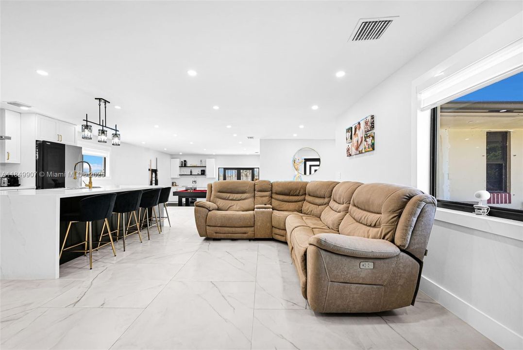 待售: $1,600,000 (4 贝兹, 2 浴室, 2181 平方英尺)