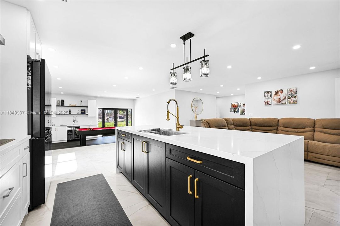 待售: $1,600,000 (4 贝兹, 2 浴室, 2181 平方英尺)