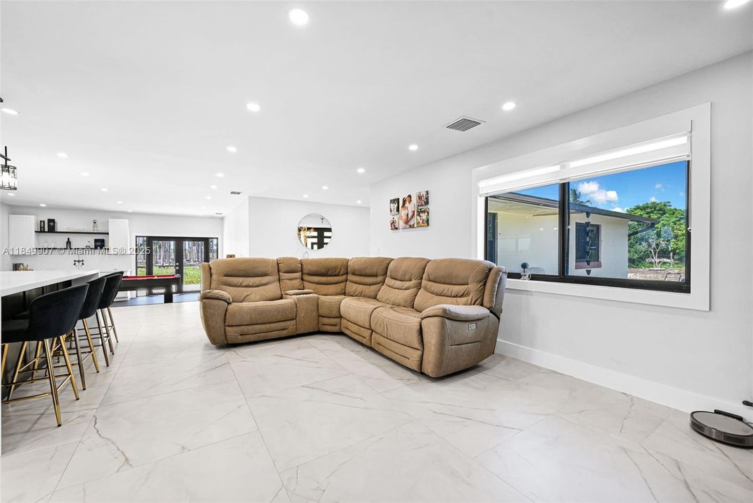 待售: $1,600,000 (4 贝兹, 2 浴室, 2181 平方英尺)