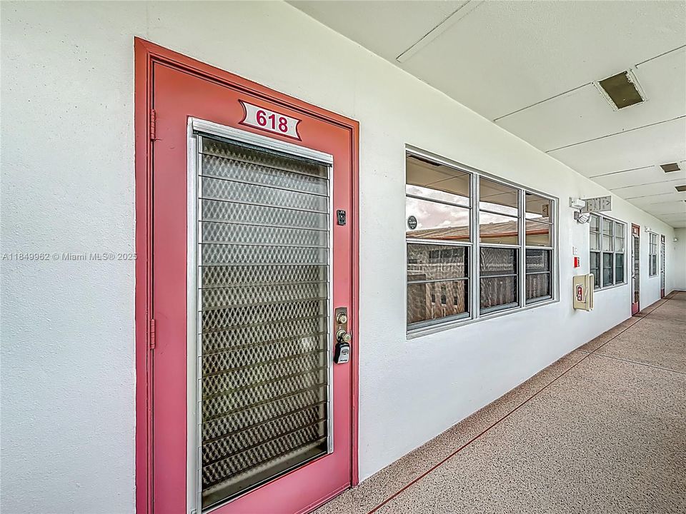 待售: $129,000 (1 贝兹, 1 浴室, 702 平方英尺)