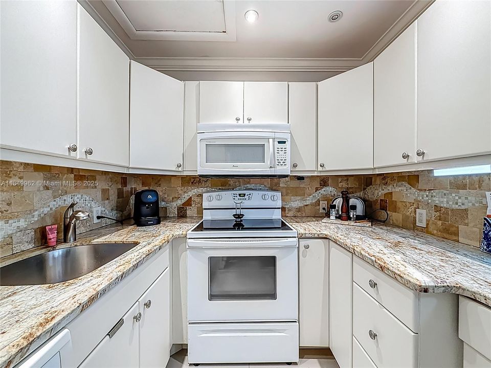 待售: $129,000 (1 贝兹, 1 浴室, 702 平方英尺)