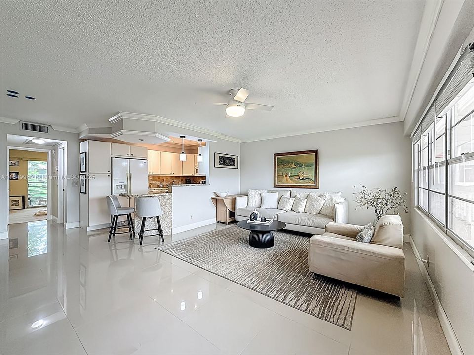 待售: $129,000 (1 贝兹, 1 浴室, 702 平方英尺)