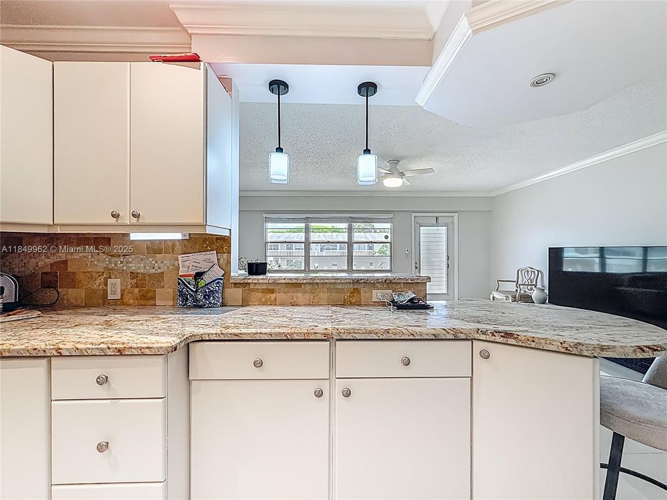 待售: $129,000 (1 贝兹, 1 浴室, 702 平方英尺)