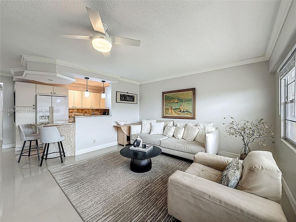 待售: $129,000 (1 贝兹, 1 浴室, 702 平方英尺)