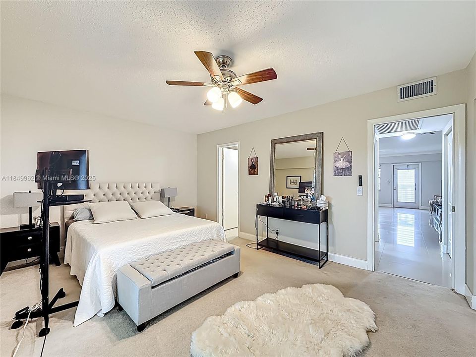 待售: $129,000 (1 贝兹, 1 浴室, 702 平方英尺)