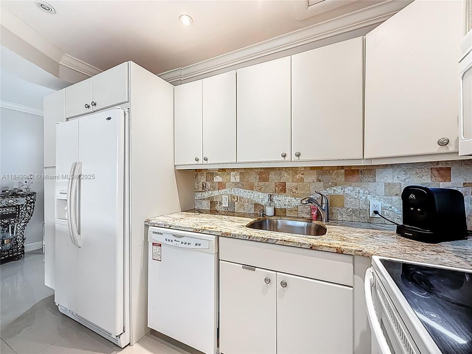 待售: $129,000 (1 贝兹, 1 浴室, 702 平方英尺)