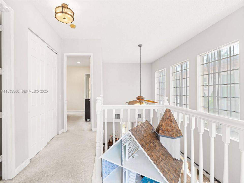 En Venta: $737,000 (3 camas, 3 baños, 2235 Pies cuadrados)