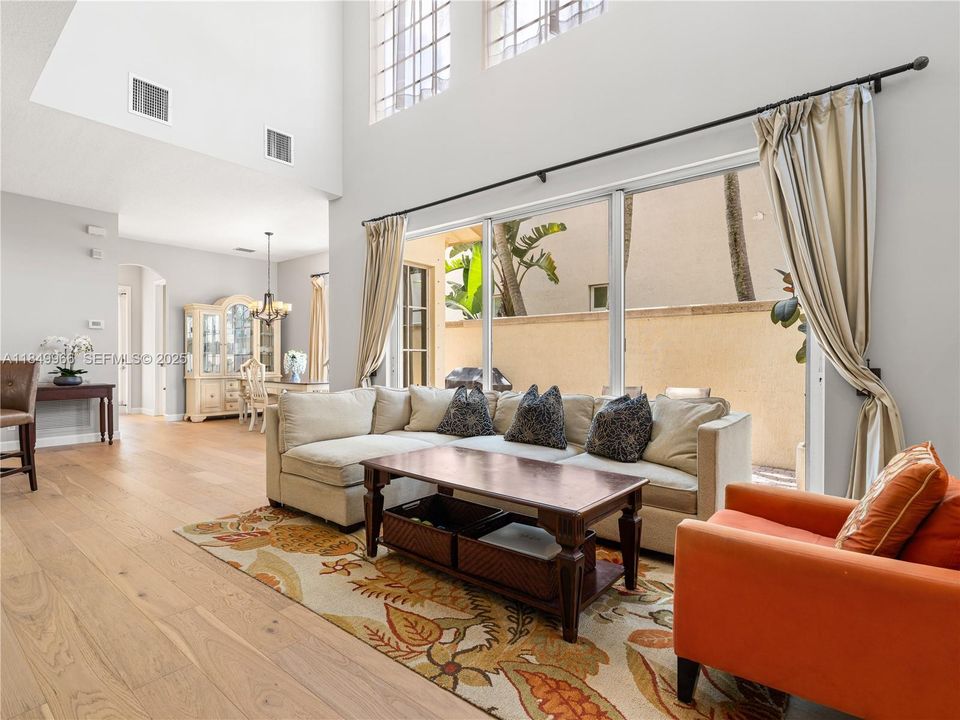 En Venta: $737,000 (3 camas, 3 baños, 2235 Pies cuadrados)