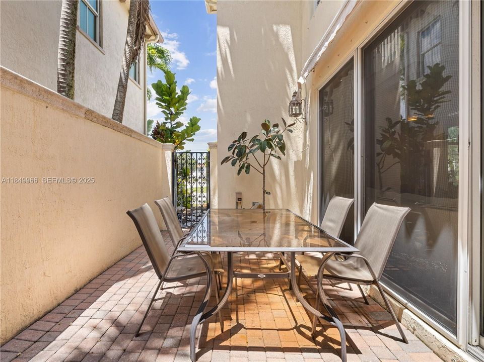 En Venta: $737,000 (3 camas, 3 baños, 2235 Pies cuadrados)