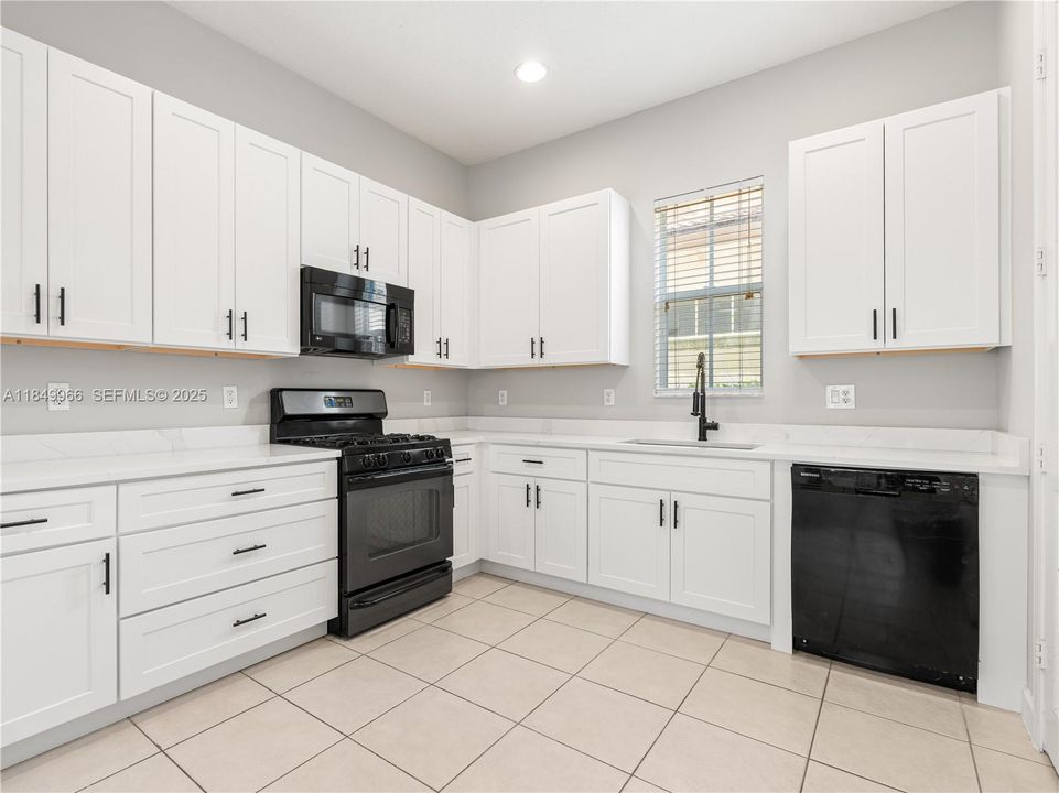 En Venta: $737,000 (3 camas, 3 baños, 2235 Pies cuadrados)