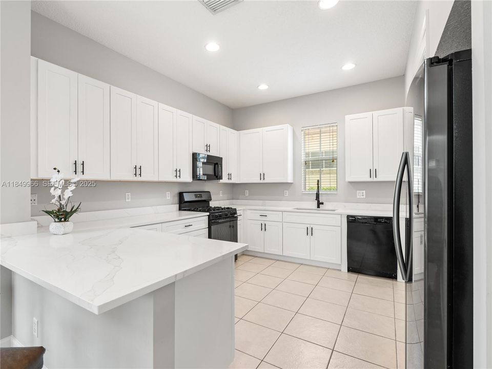 En Venta: $737,000 (3 camas, 3 baños, 2235 Pies cuadrados)