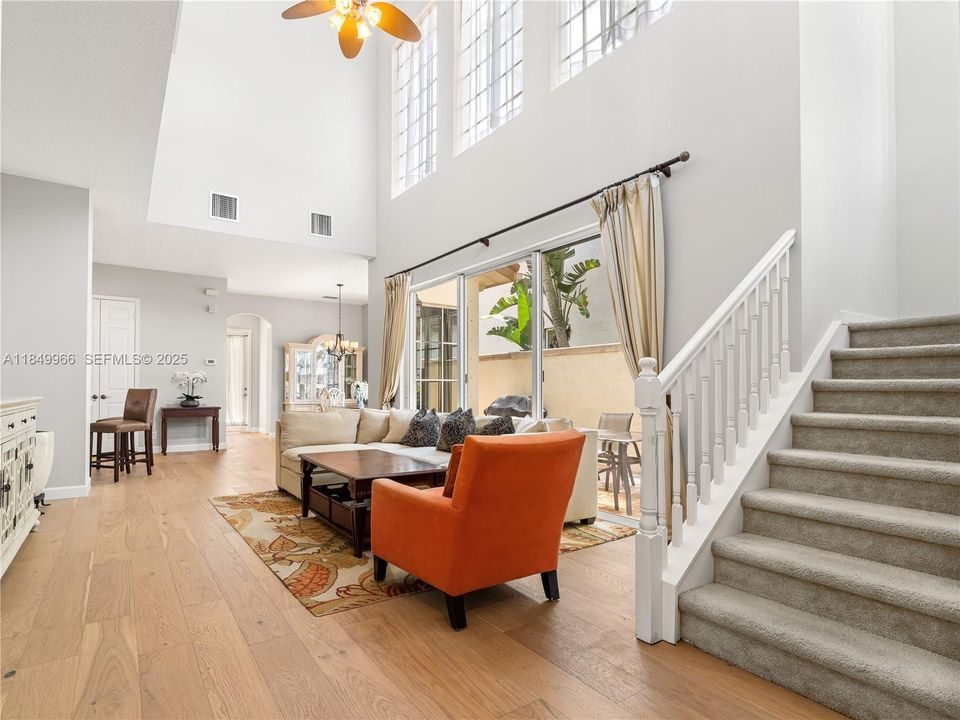 En Venta: $737,000 (3 camas, 3 baños, 2235 Pies cuadrados)