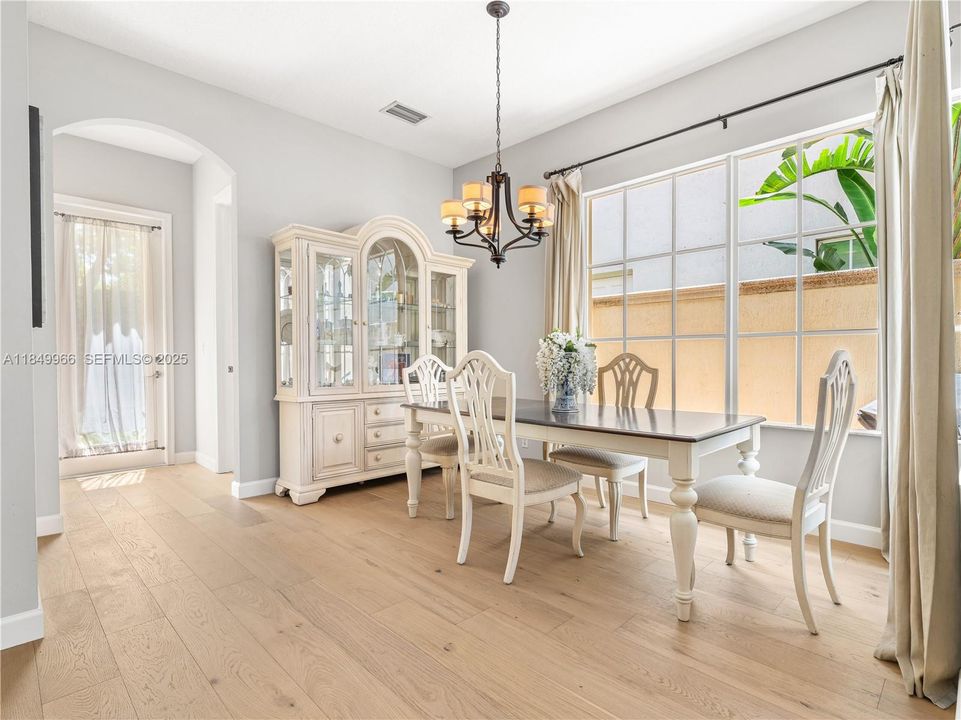 En Venta: $737,000 (3 camas, 3 baños, 2235 Pies cuadrados)