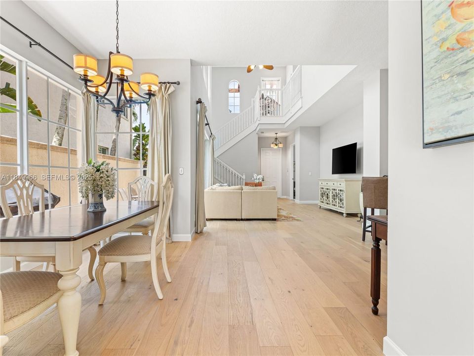 En Venta: $737,000 (3 camas, 3 baños, 2235 Pies cuadrados)