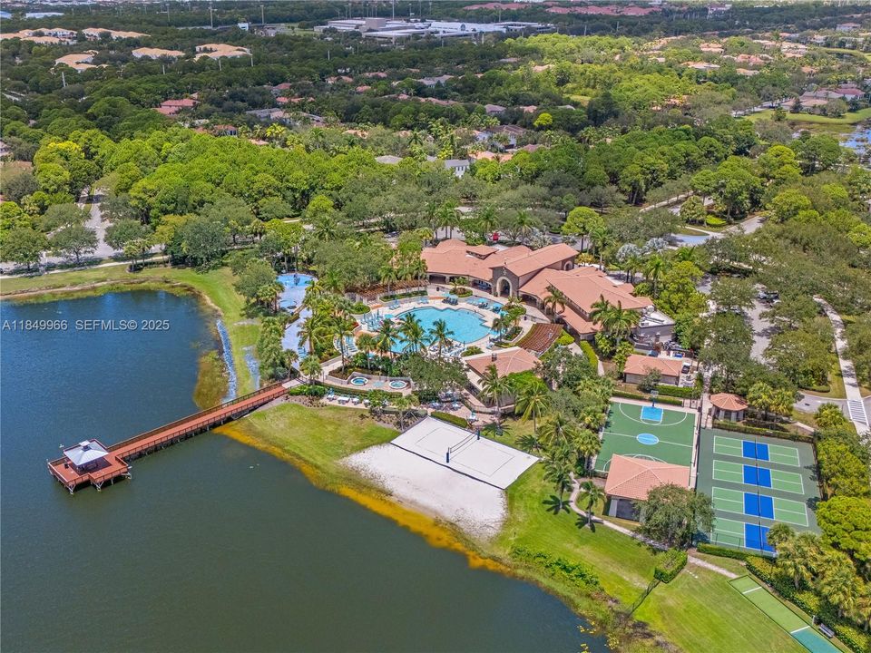 En Venta: $737,000 (3 camas, 3 baños, 2235 Pies cuadrados)