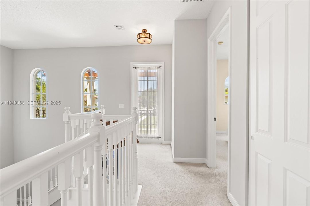 En Venta: $737,000 (3 camas, 3 baños, 2235 Pies cuadrados)