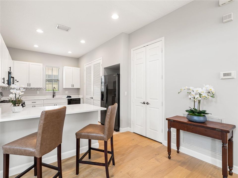 En Venta: $737,000 (3 camas, 3 baños, 2235 Pies cuadrados)