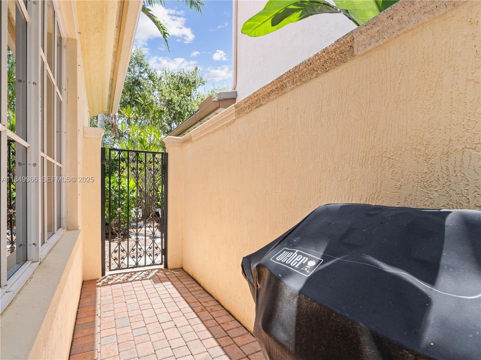 En Venta: $737,000 (3 camas, 3 baños, 2235 Pies cuadrados)