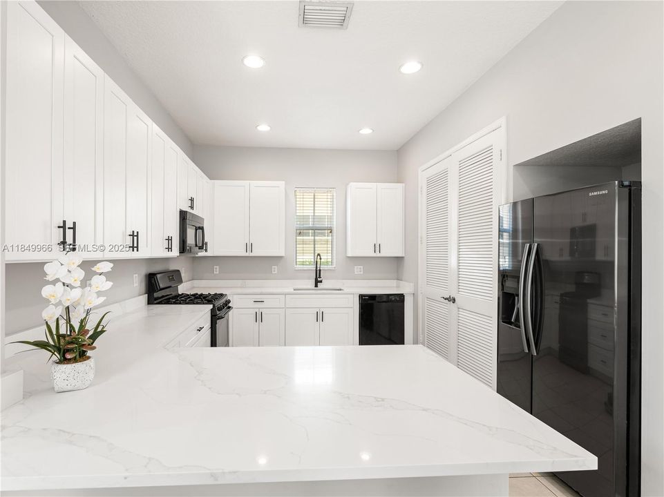 En Venta: $737,000 (3 camas, 3 baños, 2235 Pies cuadrados)