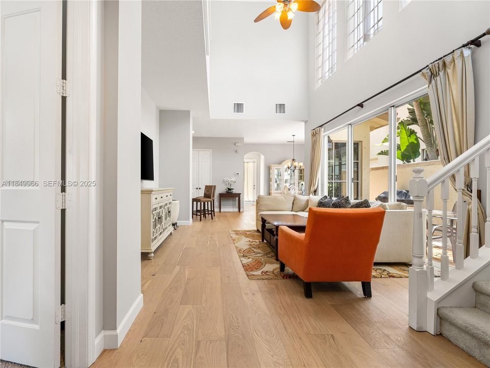 En Venta: $737,000 (3 camas, 3 baños, 2235 Pies cuadrados)