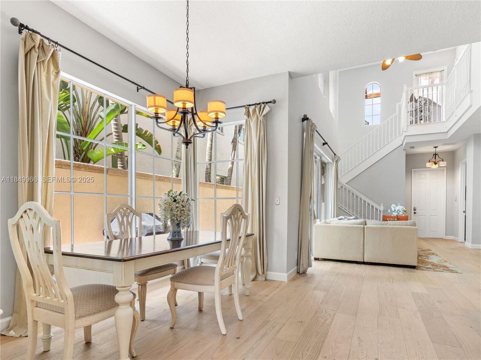 En Venta: $737,000 (3 camas, 3 baños, 2235 Pies cuadrados)