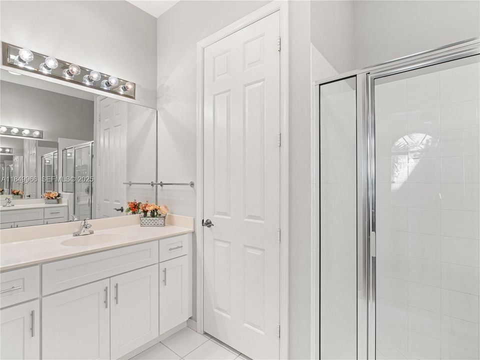 En Venta: $737,000 (3 camas, 3 baños, 2235 Pies cuadrados)