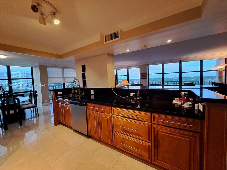 На продажу: $389,900 (2 спален, 2 ванн, 1430 Квадратных фут)